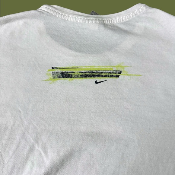Vintage White Nike Size M Green Logo Faded Graphic T-Shirt 00s Mens Sportswear - Picture 6 of 6